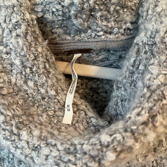 Free people turtleneck, cropped fuzzy sweater medium gray - Picture 3 of 5